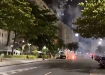 ‘Clima tenso’: vídeo mostra foguetório feito por torcedores do Flamengo na porta do hotel onde os jogadores do Atlético-MG estão hospeados