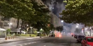 ‘Clima tenso’: vídeo mostra foguetório feito por torcedores do Flamengo na porta do hotel onde os jogadores do Atlético-MG estão hospeados