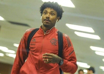 ‘Se eu fosse o Flamengo, chamava o John Textor’: jornalista sugere venda de Vitinho ao Botafogo por ‘preço de banana’