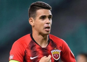 Após ‘sim’ dos chineses, Oscar desembarca no Brasil e intensifica conversas com o Flamengo