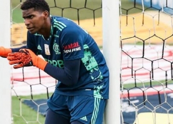 Clube da Itália abre conversas para a contratação do goleiro Hugo Souza, do Flamengo