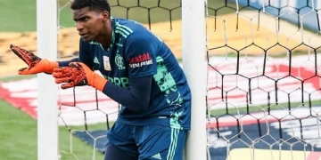 Clube da Itália abre conversas para a contratação do goleiro Hugo Souza, do Flamengo