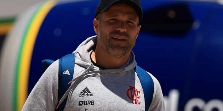 Em coletiva de imprensa, Diego Ribas anuncia saída do Flamengo; clube do exterior é especulado como novo destino