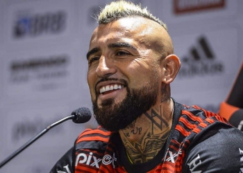 Acusado de fechar com o Flamengo para curtir ‘férias’ no Rio, Arturo Vidal detona Cicinho durante coletiva