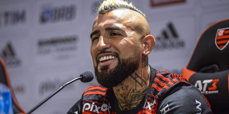 Acusado de fechar com o Flamengo para curtir ‘férias’ no Rio, Arturo Vidal detona Cicinho durante coletiva