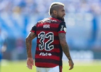 Dorival Júnior cobra paciência da torcida do Flamengo com Arturo Vidal: ‘precisa ter calma com ele’