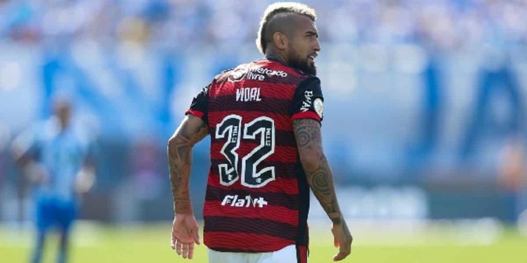 Dorival Júnior cobra paciência da torcida do Flamengo com Arturo Vidal: ‘precisa ter calma com ele’