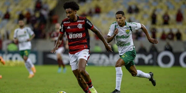 Flamengo recebe proposta do Panathinaikos, da Grécia, para a venda do atacante Vitinho