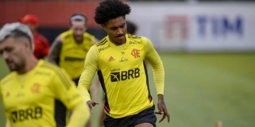 Flamengo encaminha a venda de Vitinho ao futebol europeu por R$ 2,6 milhões