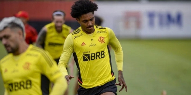 Flamengo encaminha a venda de Vitinho ao futebol europeu por R$ 2,6 milhões