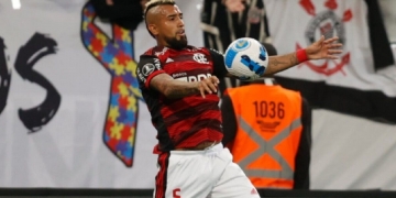 Em noite de gala, Arturo Vidal fica maravilhado com desempenho da equipe: ‘O Flamengo poderia enfrentar qualquer time da Champions League’