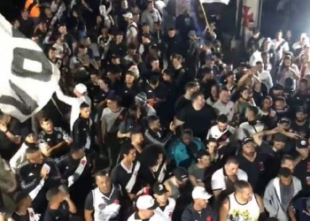 ‘Gostam de passar vergonha’: comemorando venda à 777, torcedores do Vasco provocam o Flamengo; vídeo completo