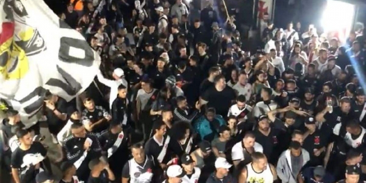 ‘Gostam de passar vergonha’: comemorando venda à 777, torcedores do Vasco provocam o Flamengo; vídeo completo
