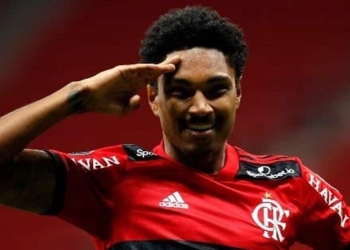 Panathinaikos bate o martelo e toma decisão a respeito da contratação de Vitinho junto ao Flamengo