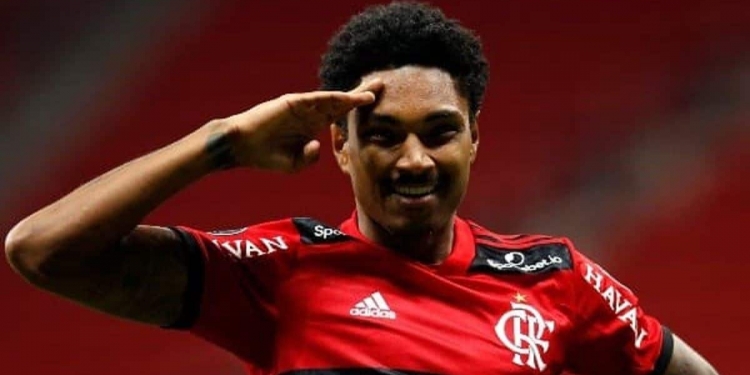 Panathinaikos bate o martelo e toma decisão a respeito da contratação de Vitinho junto ao Flamengo