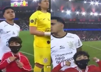 Ousadia pura! Garoto que acompanhava jogadores do Corinthians mostra camisa do Flamengo para a câmera e faz gesto de Gabi