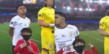 Ousadia pura! Garoto que acompanhava jogadores do Corinthians mostra camisa do Flamengo para a câmera e faz gesto de Gabi
