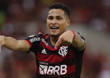 Conversas entre Flamengo e João Gomes travam e volante pode deixar o CT Ninho do Urubu ainda nesta semana