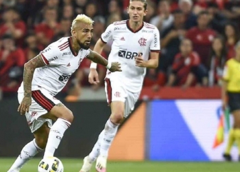 Rumores indicam se situação física de Arturo Vidal preocupa; chileno sofreu pancada cruel diante do Athletico-PR