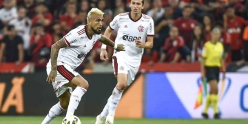 Rumores indicam se situação física de Arturo Vidal preocupa; chileno sofreu pancada cruel diante do Athletico-PR
