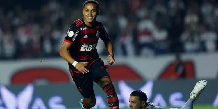Flamengo recebe proposta multimilionária de gigante inglês para vender 100% dos direitos de Lázaro