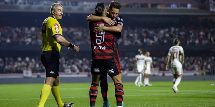 CBF divulga áudios do VAR em lance polêmico com suposta mão de Arrascaeta durante São Paulo x Flamengo