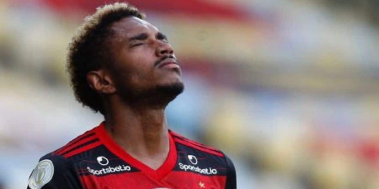 Adeus! Vitinho não é mais jogador do Flamengo; meia-atacante é vendido a clube do Oriente Médio