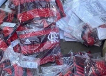 Carga com 25 mil camisas originais do Flamengo é assaltada; mantos são vendidos a R$ 150 em comunidades cariocas