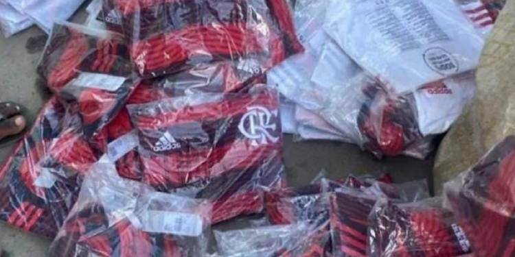 Carga com 25 mil camisas originais do Flamengo é assaltada; mantos são vendidos a R$ 150 em comunidades cariocas