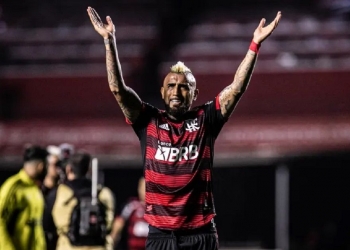 Arturo Vidal, do Flamengo, oferece recompensa em dinheiro de 1 milhão para quem encontrar cachorro desaparecido de sua filha