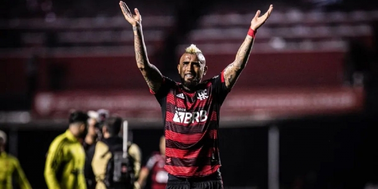 Arturo Vidal, do Flamengo, oferece recompensa em dinheiro de 1 milhão para quem encontrar cachorro desaparecido de sua filha