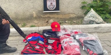 Polícia apreende parte das camisas originais do Flamengo que foram roubadas no Rio; prejuízo está na casa de R$ 1,6 milhão
