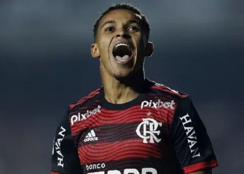 Flamengo não suporta forte aliciamento do futebol europeu e aceita vender Lázaro para time da Espanha