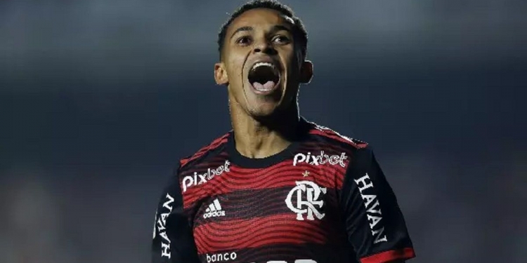 Flamengo não suporta forte aliciamento do futebol europeu e aceita vender Lázaro para time da Espanha