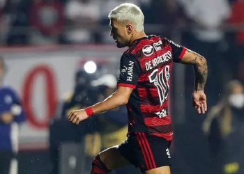 Arrascaeta segue com dores após pancada no jogo contra o Vélez Sarsfield e preocupa Departamento Médico; uruguaio será submetido a exames