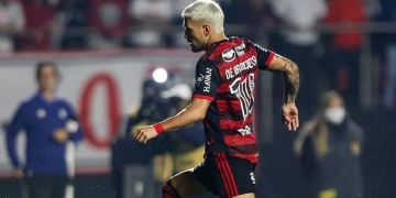 Arrascaeta segue com dores após pancada no jogo contra o Vélez Sarsfield e preocupa Departamento Médico; uruguaio será submetido a exames