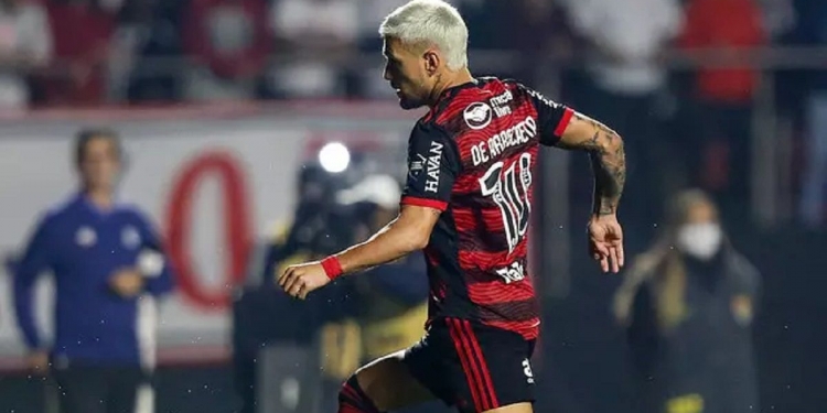 Arrascaeta segue com dores após pancada no jogo contra o Vélez Sarsfield e preocupa Departamento Médico; uruguaio será submetido a exames