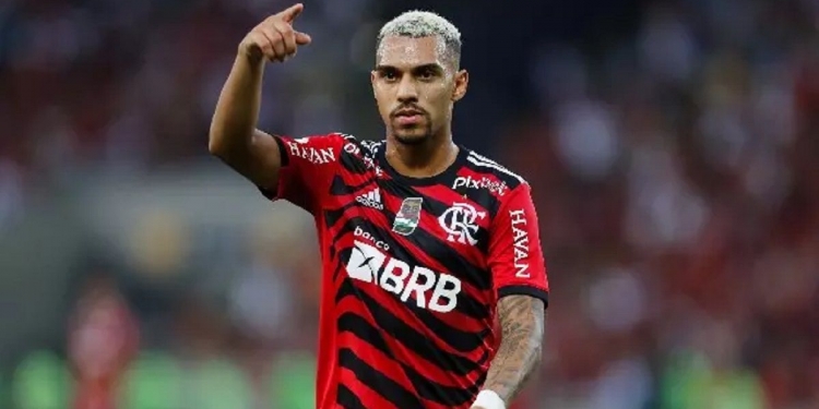Flamengo recebe duas propostas da Inglaterra, coincidentemente no mesmo valor, para a venda de Matheuzinho