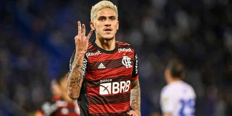 Argentina se ajoelha diante da estrela de Pedro e atacante é comparado a Maradona: ‘El Fla es imposible’