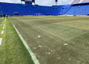 Vélez Sarsfield ‘destrói’ propositadamente o gramado do José Amalfitani para prejudicar as trocas de passes do Flamengo e mesmo assim sai derrotado