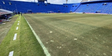 Vélez Sarsfield ‘destrói’ propositadamente o gramado do José Amalfitani para prejudicar as trocas de passes do Flamengo e mesmo assim sai derrotado