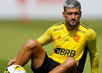 Arrascaeta e Varela viram desfalque para o Flamengo por conta de convocações pela Seleção do Uruguai