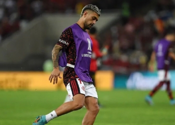 Arrascaeta vira desfalque no Flamengo e inicia tratamento; uruguaio levou pancada no pé contra o Vélez Sarsfield