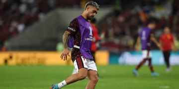 Arrascaeta vira desfalque no Flamengo e inicia tratamento; uruguaio levou pancada no pé contra o Vélez Sarsfield