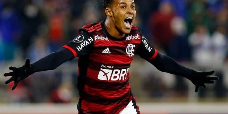 Flamengo age rápido e define o substituto de Lázaro, vendido ao futebol espanhol nesta semana