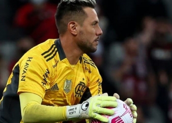 De saída do Flamengo, gigante da Série A abre conversas para a contratação do goleiro Diego Alves