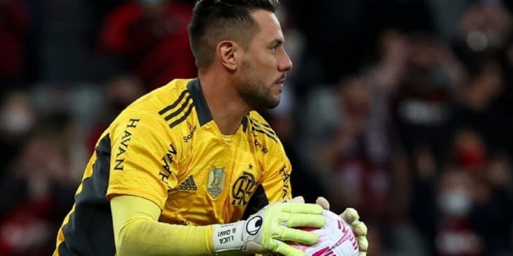 De saída do Flamengo, gigante da Série A abre conversas para a contratação do goleiro Diego Alves