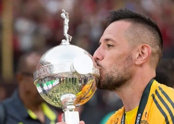 Prestes a deixar o Flamengo, Diego Alves rompe o silêncio e diz tudo o que pensa sobre o goleiro Santos, seu concorrente