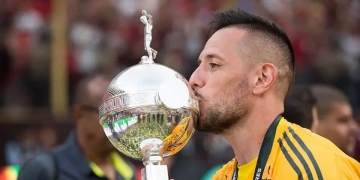 Prestes a deixar o Flamengo, Diego Alves rompe o silêncio e diz tudo o que pensa sobre o goleiro Santos, seu concorrente