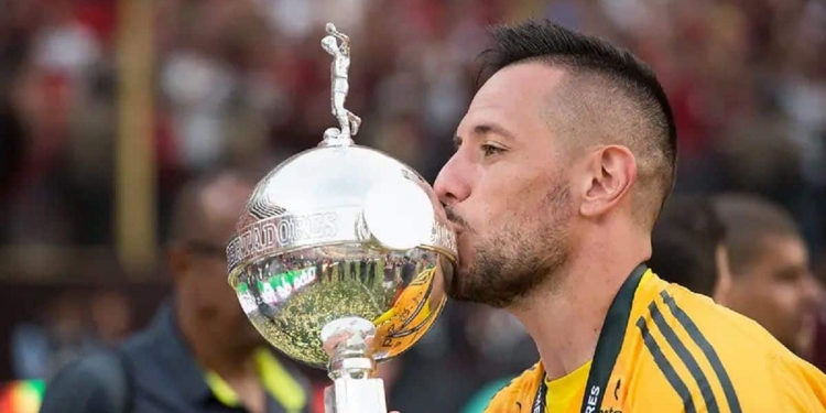 Prestes a deixar o Flamengo, Diego Alves rompe o silêncio e diz tudo o que pensa sobre o goleiro Santos, seu concorrente